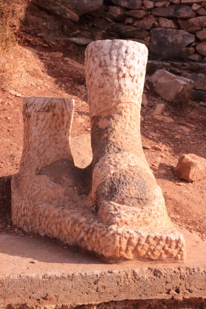 쿠로스의 발 - human foot statue fine art statue old ruin 뉴스 사진 이미지