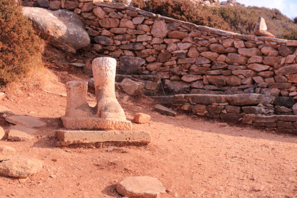 pé de kouros - human foot statue fine art statue old ruin - fotografias e filmes do acervo