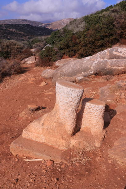pé de kouros - human foot statue fine art statue old ruin - fotografias e filmes do acervo