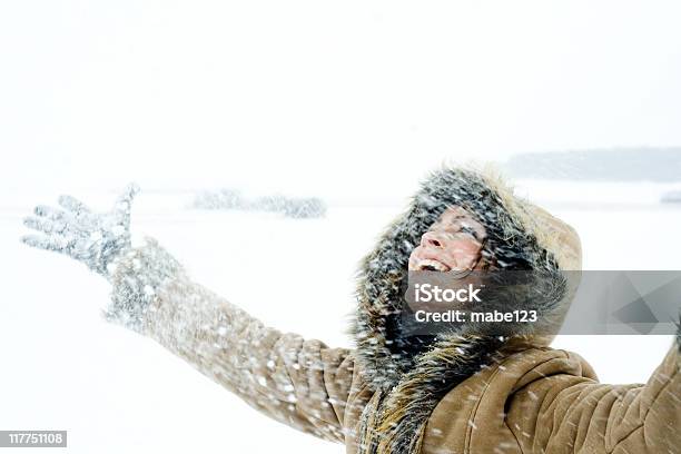 Gettare Neve - Fotografie stock e altre immagini di Gioia - Gioia, Natura, Neve