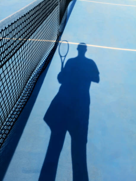 テニスコートのテニスプレーヤーと影、テ��ニスの背景 - tennis court action toughness ストックフォトと画像