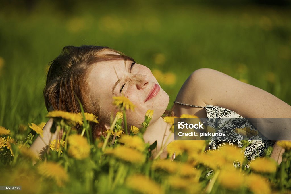 공원의 빨간 머리 여자아이 sunbath 함께 - 로열티 프리 건강한 생활방식 스톡 사진