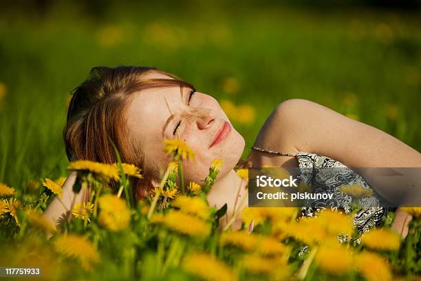 공원의 빨간 머리 여자아이 Sunbath 함께 건강한 생활방식에 대한 스톡 사진 및 기타 이미지 - 건강한 생활방식, 고독-개념, 고요한 장면
