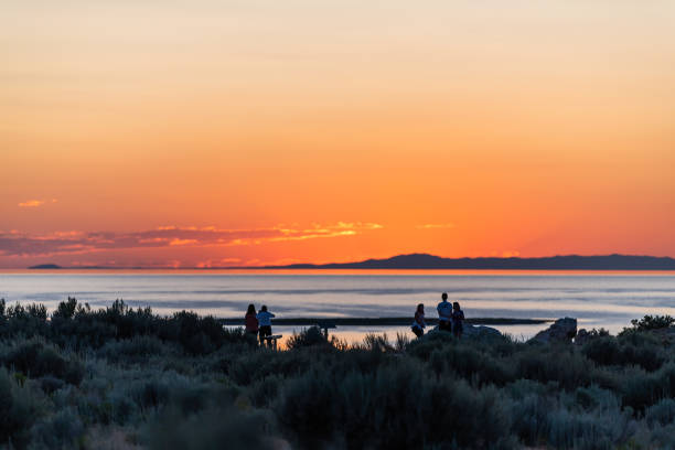 vista de alto ángulo de la puesta de sol con horizonte y luz solar roja anaranjada en el parque estatal de la isla antílope - 16490 fotografías e imágenes de stock