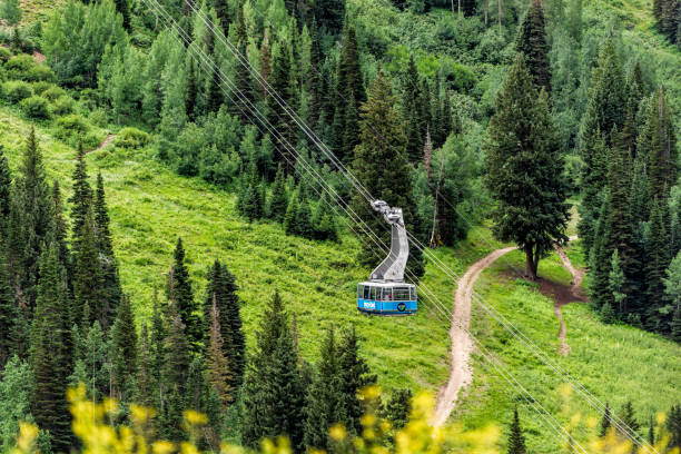 giro in gondola in funivia nel villaggio della stazione sciistica del centro commerciale vicino al bacino di albion, utah in estate - 16243 foto e immagini stock