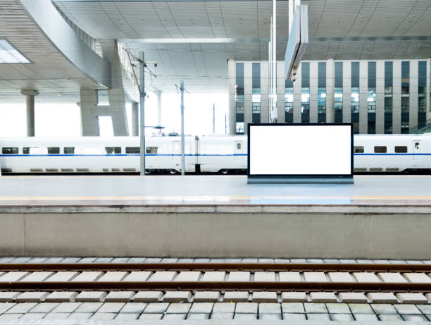 leere werbetafel im bahnhof - poster subway station billboard posting billboard stock-fotos und bilder