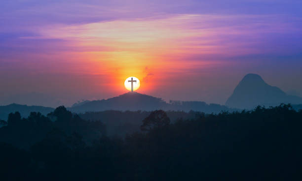 la croce sulla montagna - church dawn christianity bird foto e immagini stock