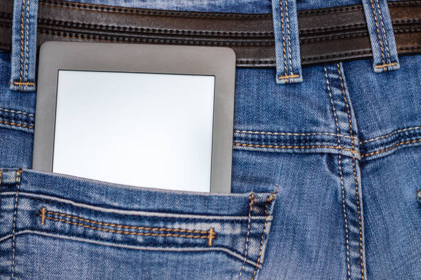 un e-reader nascosto in una tasca di pantaloni jeans - reading book text printed media foto e immagini stock