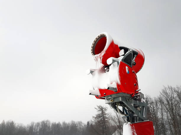 cañón de nieve en paisajes de invierno - mountain winter season machine snow making machine fotografías e imágenes de stock