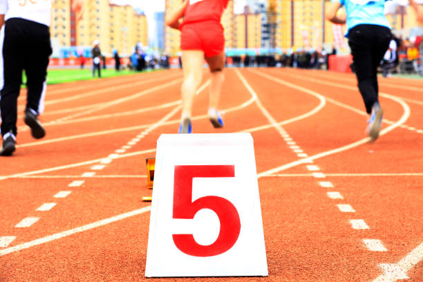 sprint iniciar em pista e campo em movimento borrado - rivalry starting block track and field athlete track and field - fotografias e filmes do acervo