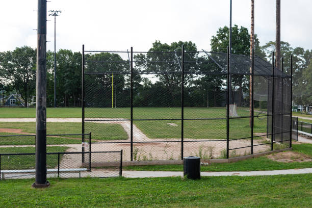 アーバンパーク野球場またはソフトボール場 - baseball dirt softball baseball diamond ストックフォトと画像