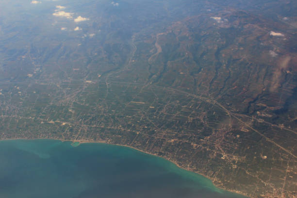 береговая линия коринтии в северном пелопоннесе с самолета - satellite view topography aerial view mid air стоковые фото и изображения