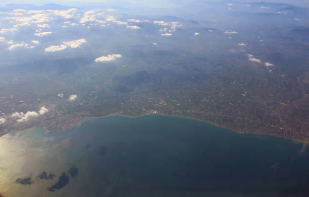 costa de corintia en el norte del peloponeso desde avión - satellite view topography aerial view mid air fotografías e imágenes de stock
