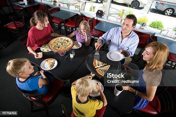 Rodzina Pizza Strony - zdjęcia stockowe i więcej obrazów Jeść - Jeść, Rodzina, Pizza