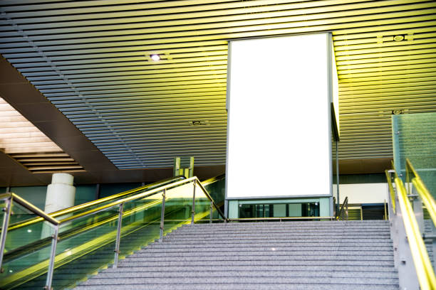 пустой рекламный щит, стоящий на входе на лестницу - railroad station escalator staircase steps стоковые фото и изображения