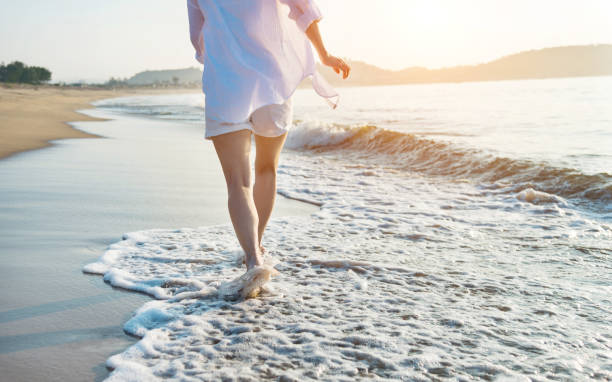 mujer pierna caminando en la playa - one person beautiful barefoot beach fotografías e imágenes de stock