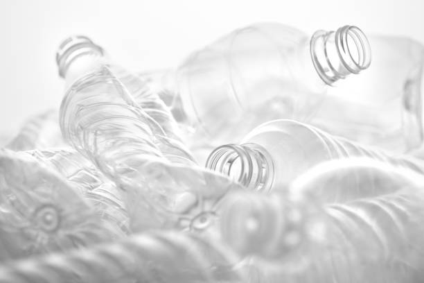 白または透明な背景に置かれた多くの砕かれたペットボトル - water bottle 写真 ストックフォトと画像
