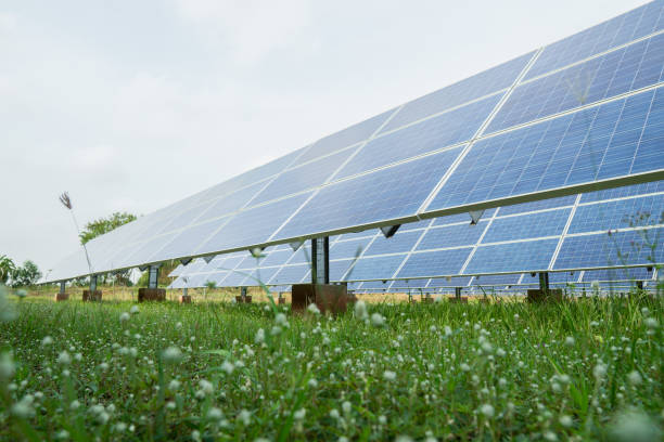 solarpanel, alternative stromquelle, konzept der nachhaltigen ressourcen, und dies ist ein neues system, das strom mehr als das original erzeugen kann, dies ist die sonnenverfolgungssysteme - solar power station solar energy sun clean stock-fotos und bilder