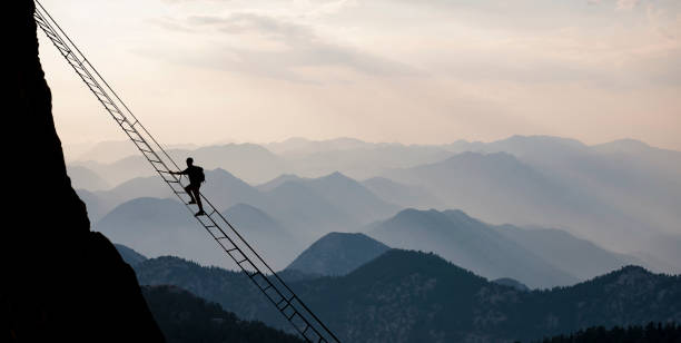 odważna wspinaczka dla alpinisty na dużych wysokościach i profesjonalnego wspinacza - mountain mountain climbing climbing snow zdjęcia i obrazy z banku zdjęć