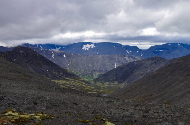 valle de montaña en la cordillera khibiny, montañas sobre el círculo ártico, península de kola, rusia - khibiny hibiny valley mountain fotografías e imágenes de stock