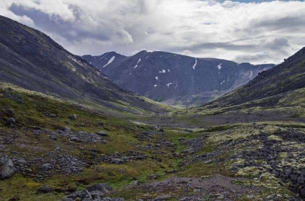 valle de montaña en la cordillera khibiny, montañas sobre el círculo ártico, península de kola, rusia - khibiny hibiny valley mountain fotografías e imágenes de stock