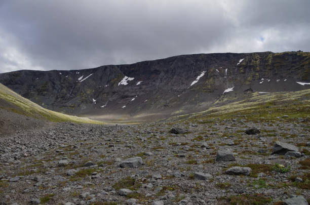 valle de montaña en la cordillera khibiny, montañas sobre el círculo ártico, península de kola, rusia - khibiny hibiny valley mountain fotografías e imágenes de stock