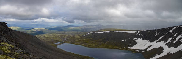 panorama del lago de montaña en el valle con musgos y rocas cubiertas de líquenes.  montañas khibiny por encima del círculo ártico, península de kola, rusia - khibiny hibiny valley mountain fotografías e imágenes de stock