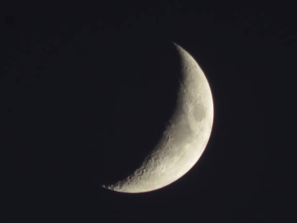 waxing crescent moon 1a - luna creciente fotografías e imágenes de stock