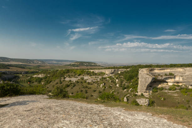 Eski-Kermen is a medieval fortress city in the South-Western part of the Crimean Peninsula eski-kermen es una ciudad fortaleza medieval en la parte suroeste de la península de crimea, a 14 km al sur de bakhchisarai y a 5 km al noroeste de las ruinas de la ciudad medieval de mangup-kale. el nombre se traduce del tártaro de crimea como