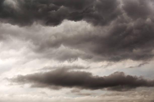大雨の前に暗い雲。雲の背景。 - meteorology sky cloud light ストックフォトと画像