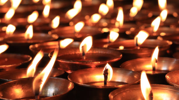 lâmpadas de manteiga. velas. luzes de diwali. cera de manteiga. diya. - diyo - fotografias e filmes do acervo