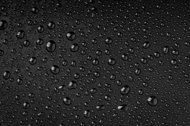 goccioline d'acqua su sfondo nero - black drop water waterdrop foto e immagini stock