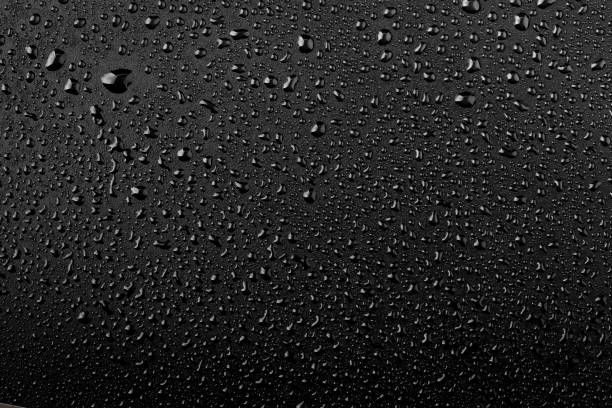 gotas de agua sobre fondo negro - gota a gota fotografías e imágenes de stock