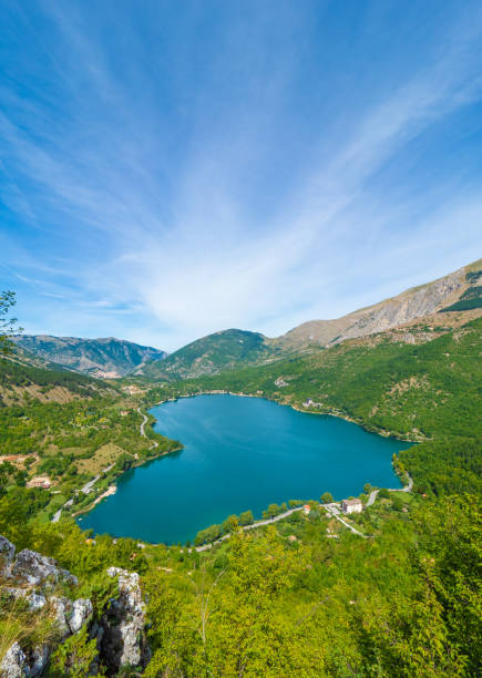 Lake Scanno (Abruzzo, Italy) When nature is romantic: the heart - shaped lake on the Apennines mountains, in Abruzzo region, central Italy, during the autumn with foliage landscape nature plant animal stock pictures, royalty-free photos & images