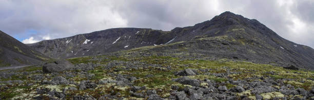 panorama del valle de la montaña en la cordillera khibiny, montañas por encima del círculo ártico, península de kola, rusia - khibiny hibiny valley mountain fotografías e imágenes de stock