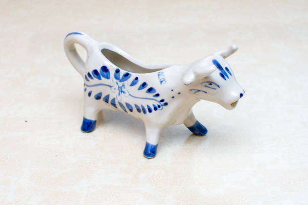 vaca de figura azul delft para palillos de dientes. souvenir de holanda/países bajos. aislado sobre fondo blanco. - dutch culture delft souvenir blue fotografías e imágenes de stock