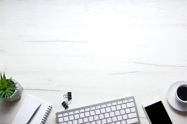 White desk office with laptop, smartphone and other work supplies with cup of coffee. Top view with copy space for input the text. Designer workspace on desk table essential elements on flat lay. oficina de escritorio blanco con computadora portátil, teléfono inteligente y otros suministros de trabajo con taza de café. vista superior con espacio de copia para introducir el texto. espacio de trabajo de diseño en la mesa de escritorio os e