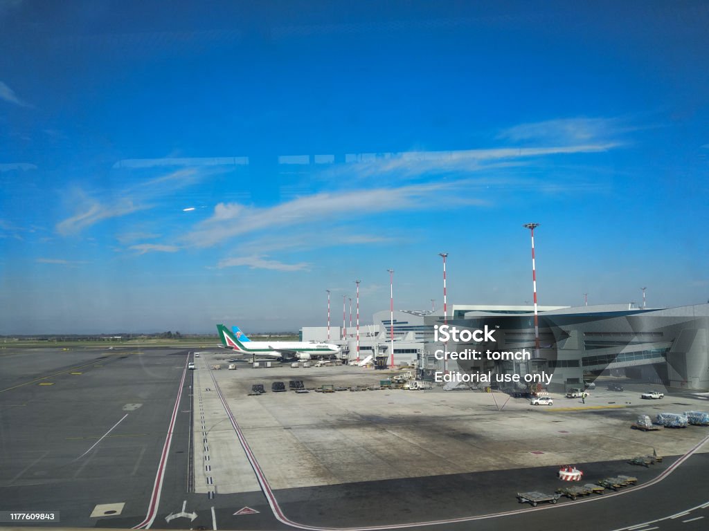 피우미치노 국제 공항 레오나르도 다빈치의 건물 근처에 주차 된 비행기 레오나르도 다빈치 국제 공항에 대한 스톡 사진 및 기타 이미지 - 레오나르도  다빈치 국제 공항, 고정됨, 공항 - Istock