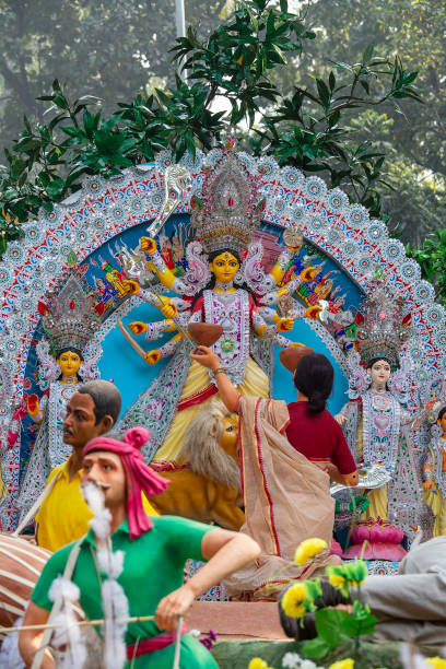 göttin kali während durga puja bei einem pandal-display in neu-delhi, indien - parvati stock-fotos und bilder