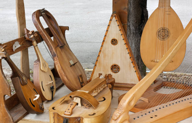 древние струнные инструменты на дисплее - medieval music стоковые фото и изображения