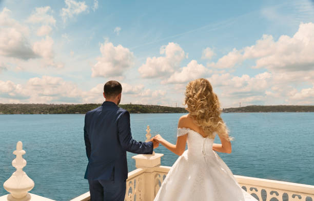 보스포러스 럭셔리 호텔 웨딩의 신부와 신랑 - 탑카프 궁전의 이스탄불 시스케이프 - royal wedding 뉴스 사진 이미지