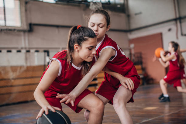 ragazze in allenamento di basket - jump shot foto e immagini stock