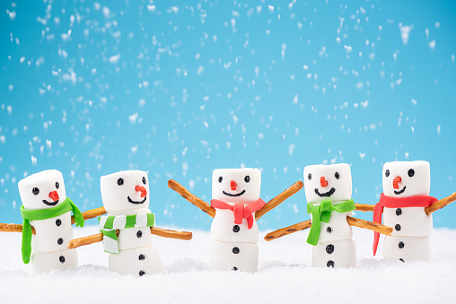 Happy Marshmallow Family Play en Snow. Tarjeta de Navidad Festiva Divertida photo