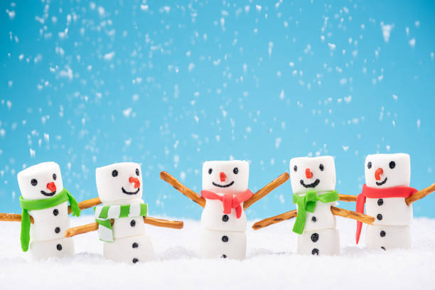 happy marshmallow family play en snow. tarjeta de navidad festiva divertida - snowman snow winter fun fotografías e imágenes de stock