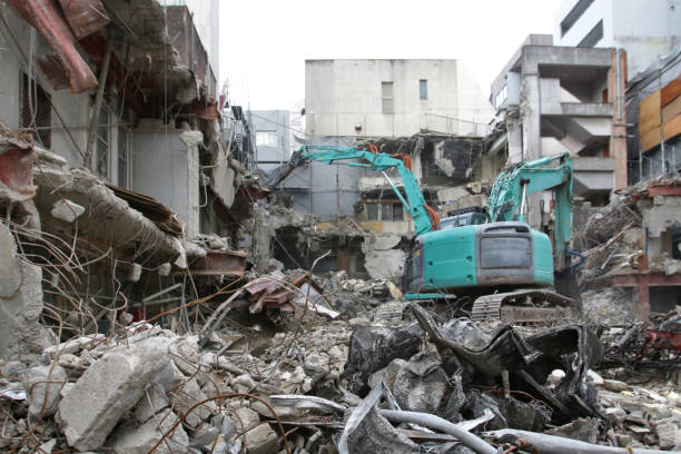 sitio de demolición de edificios en la ciudad - cañón de agua fotografías e imágenes de stock