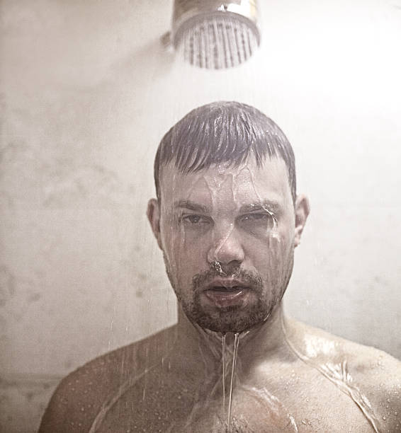 homem tendo um chuveiro - shower human face men wet - fotografias e filmes do acervo