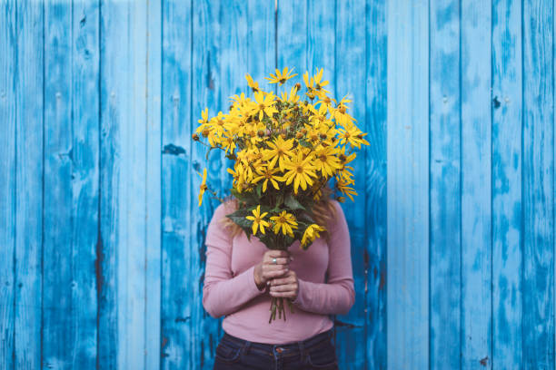 花の後ろに隠れる - abstract flower single flower yellow ストックフォトと画像