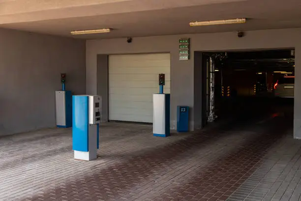 Underground parking space for vehicles with automatic service system