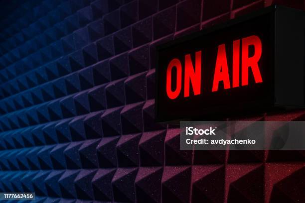 Op Air Sign Stockfoto en meer beelden van Podcasting - Podcasting, Radiozender, Radiostation