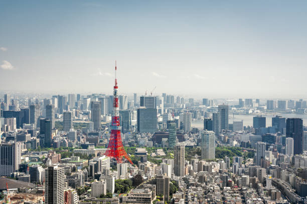 tokio, japón skyline - tokyo tower shinjuku ward tokyo prefecture communications tower fotografías e imágenes de stock